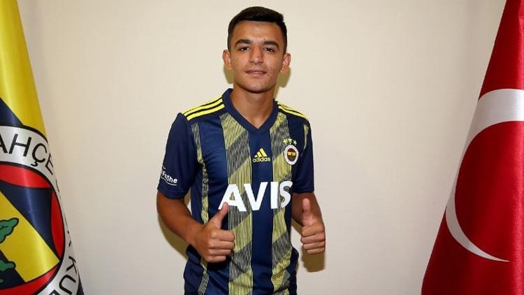 Fenerbahçe'den genç futbolcuya profesyonel sözleşme