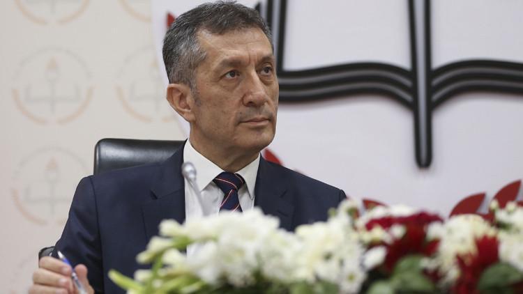 Bakan Selçuk’tan ‘öğretmene yönelik asılsız medya’ paylaşımı