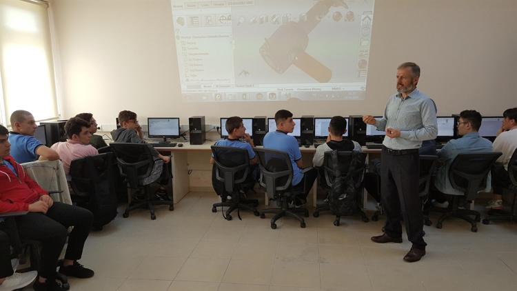 Akademisyenden teknik lise öğrencilerine ders