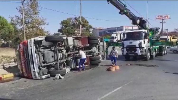 Silivri'de itfaiye aracı devrildi: 3 yaralı