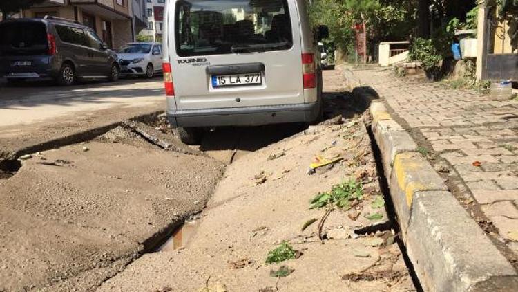 Ataşehir'de yol çöktü, çukura düşen otomobili vinç çıkardı