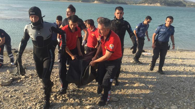 Kahreden haber! Genç kız suya düştü, arkasından arkadaşı atladı ama...