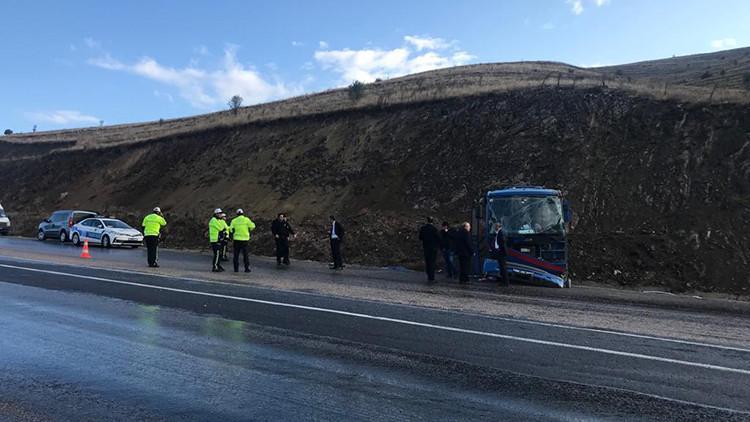 Sivas'ta mahkumları taşıyan araç devrildi