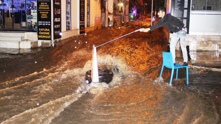 Bodrum'da caddeler göle döndü, ekipler teyakkuza geçti