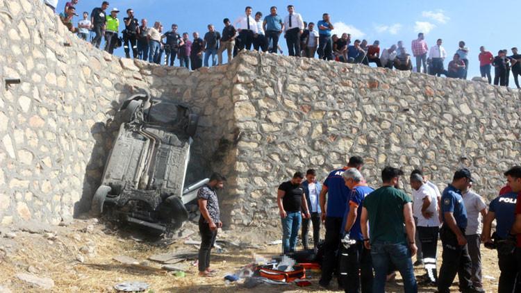 Takla atıp tarlaya uçan otomobil sürücüsü öldü