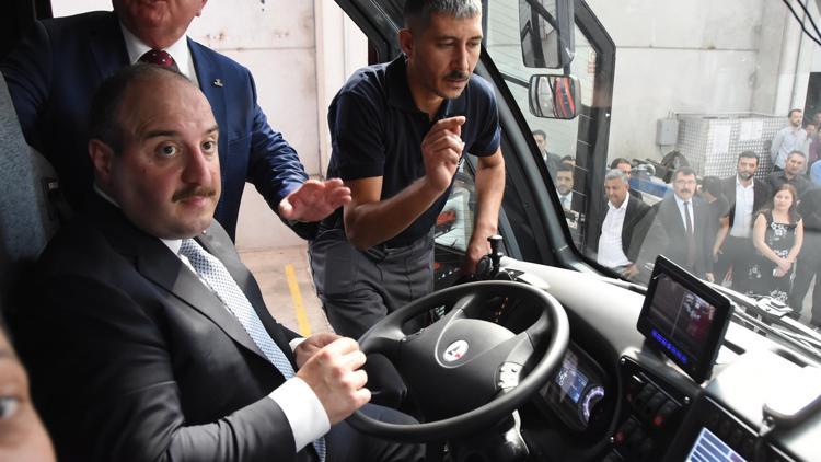 Bakan Varank, yerli ve milli "yangın söndürme aracı"nı kullandı