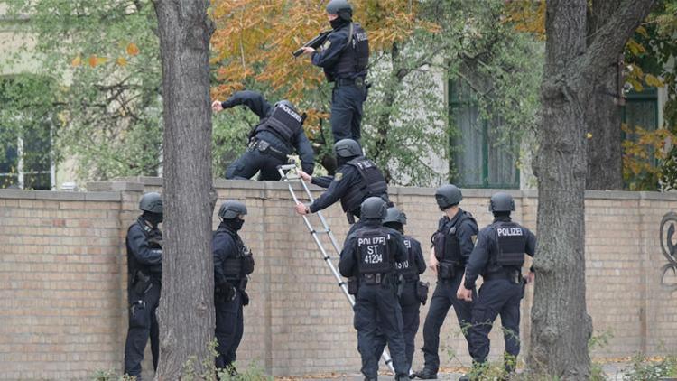 Almanya’da sinagogun önünde silahlı saldırı: 2 ölü