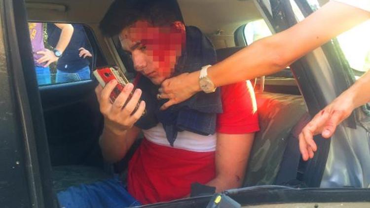 Kazada araçta sıkıştı, yüzünü kontrol etmek için selfie çekti