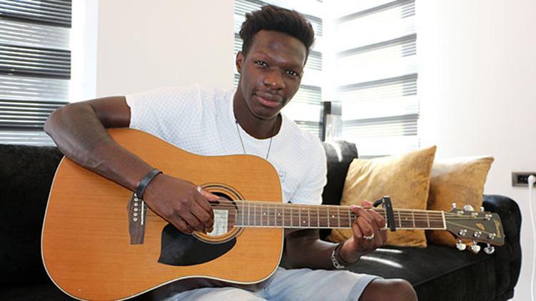 Fabrice N'Sakala Tarkan hayranı çıktı