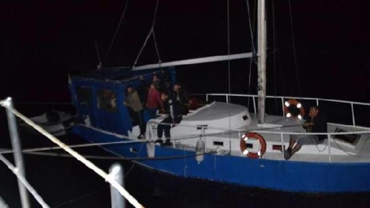 Yelkenli teknede 52 göçmen ile 1 organizatör yakalandı