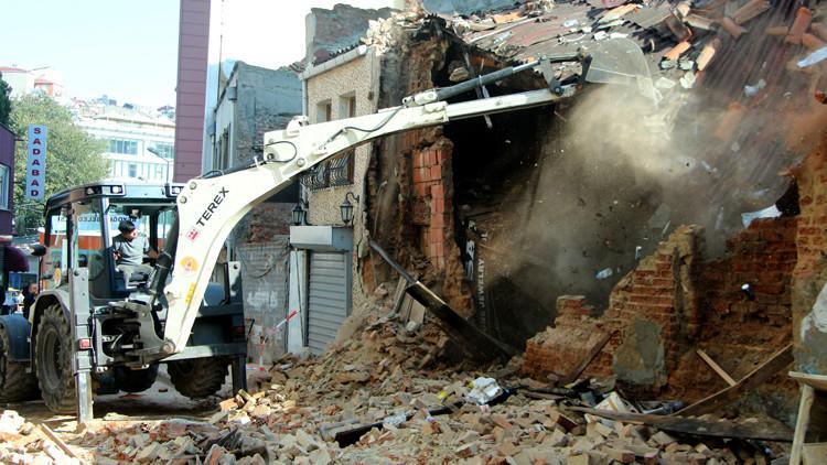Beyoğlu'nda yıkılan metruk binanın enkazı kaldırılıyor