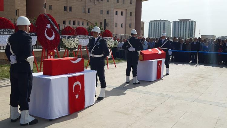  Teröristlerin roketli saldırısında şehit düşen siviller törenle memleketlerine uğurlandı