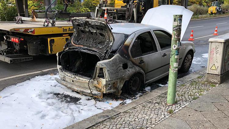 Berlin Büyükelçiliği’ne ait araç kundaklandı