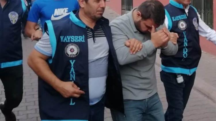 Pes dedirten olay! 200 bin TL'lik altını yol kenarına bıraktı…