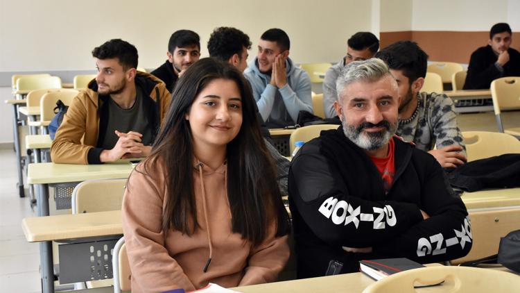 Baba kız hem iş hem sınıf arkadaşı oldu