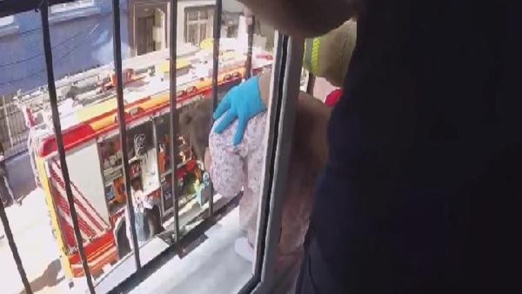Fatih'te korkutan anlar! İtfaiye ekipleri kurtardı
