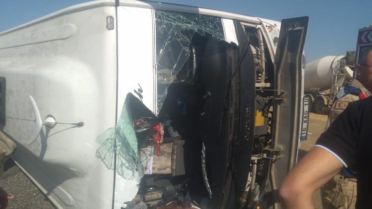 Bingöl'de yolcu taşıyan midibüs devrildi: 29 yaralı