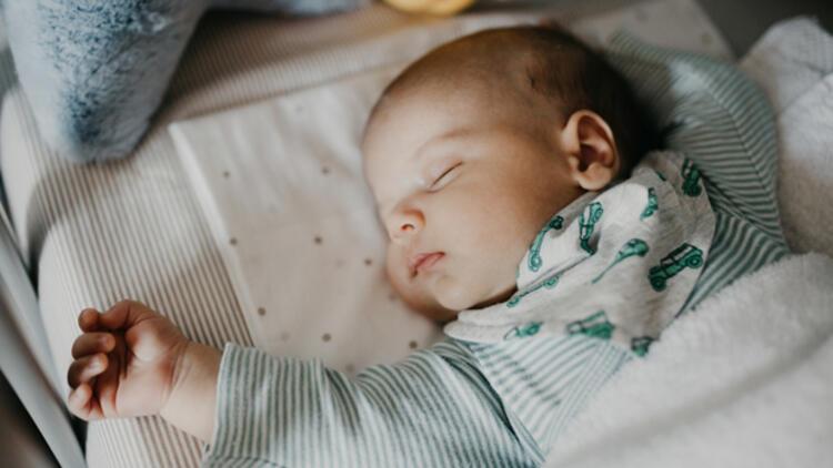 Yenidoğan bebeğin uyku düzeni nasıl olmalı