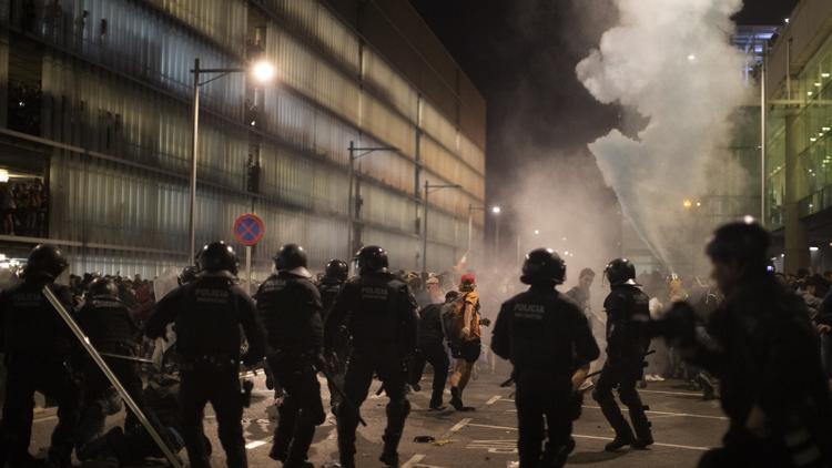 Katalan siyasetçilere verilen cezaları protesto eden göstericilere polis müdahalesi
