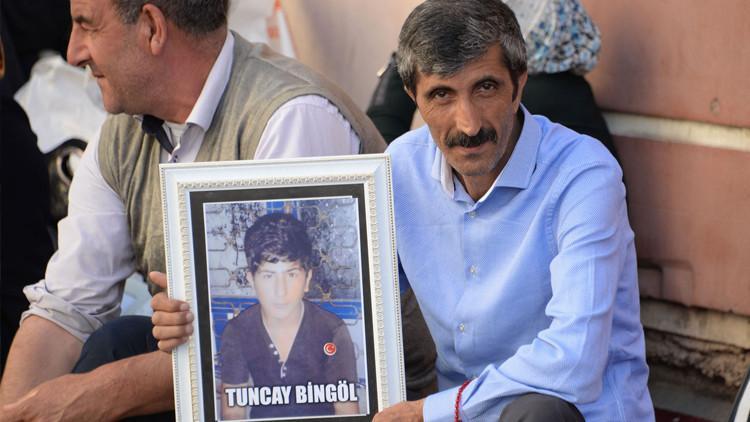 HDP önünde eylemdeki baba: Kendi çocuklarının eline keman, bizimkilerin eline silah veriyorlar