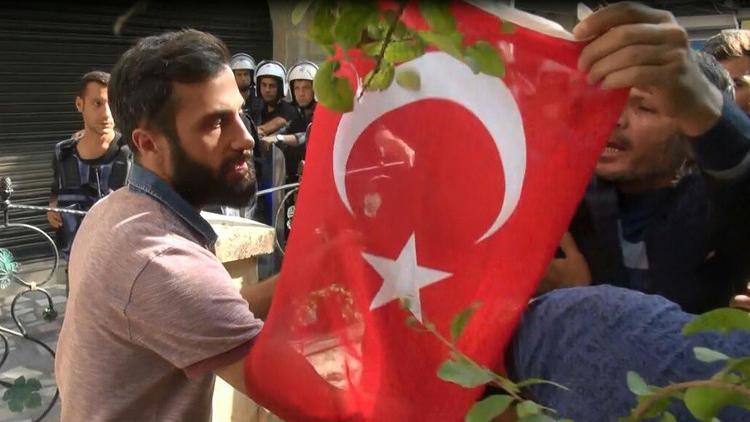 HDP'li vekillerin de katıldığı basın açıklamasına Türk bayraklı tepki