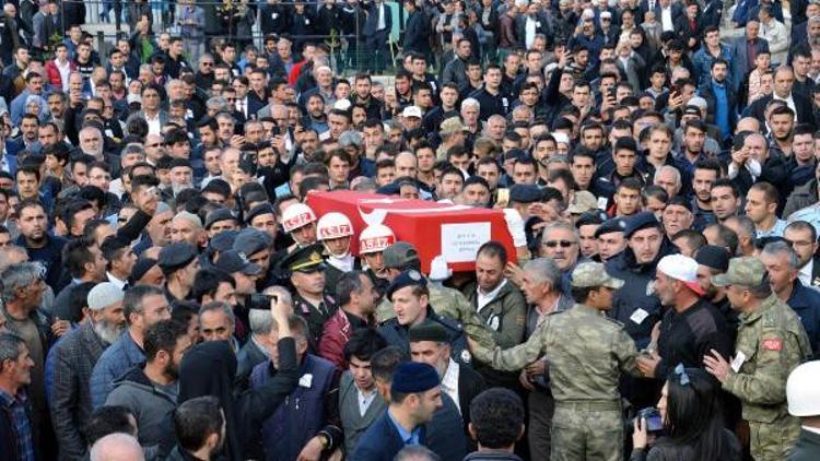 Şehit er Sezai Eşkioğlu'nu Erzurum'da 20 bin kişi son yolculuğuna uğurladı