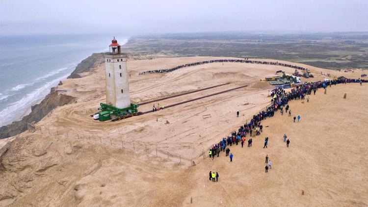 Danimarka'da 120 yıllık deniz feneri karadan yürütülüyor