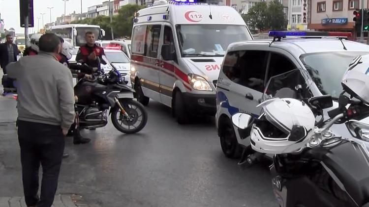 Avcılar'da motosikletli polis kazada yaralandı