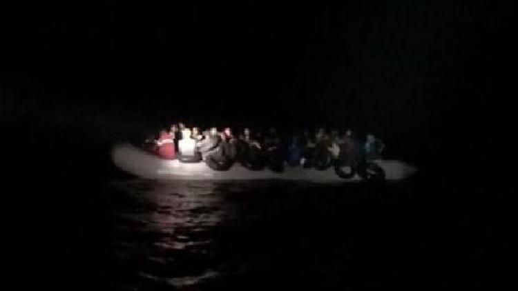 Dikili ve Çeşme açıklarında 98 kaçak göçmen yakalandı
