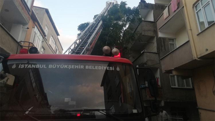 Son dakika... Avcılar'da korkutan yangın! Alev tüm binayı sardı