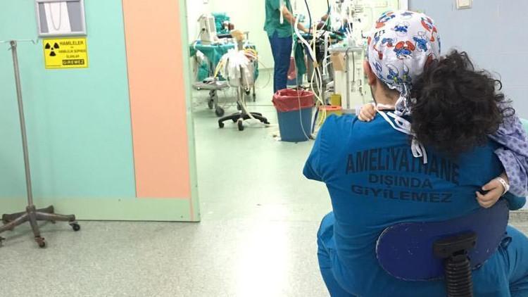 Duygulandıran görüntü... Ameliyata doktoruna sarılarak girdi