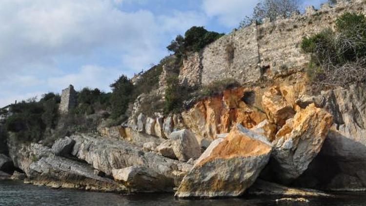 Amasra Kalesi'nde, çökme nedeniyle inceleme