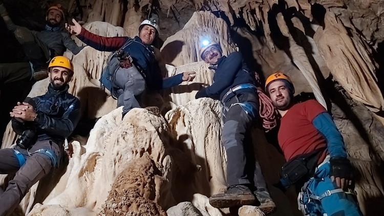 Sümbül Dağı'nda sarkıt ve dikitlerin olduğu mağara buldular