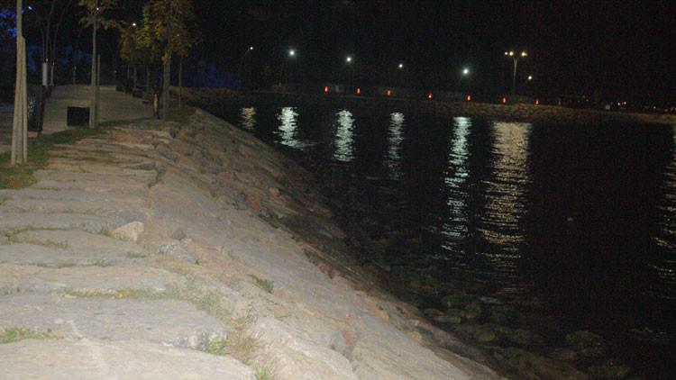 Denize atlayan kocasını boğulmaktan kurtardı