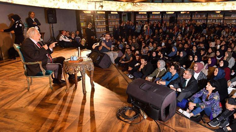 İlber Ortaylı'dan izdiham neden olan gençlere: Hiç fizik diye bir şey okudunuz mu?