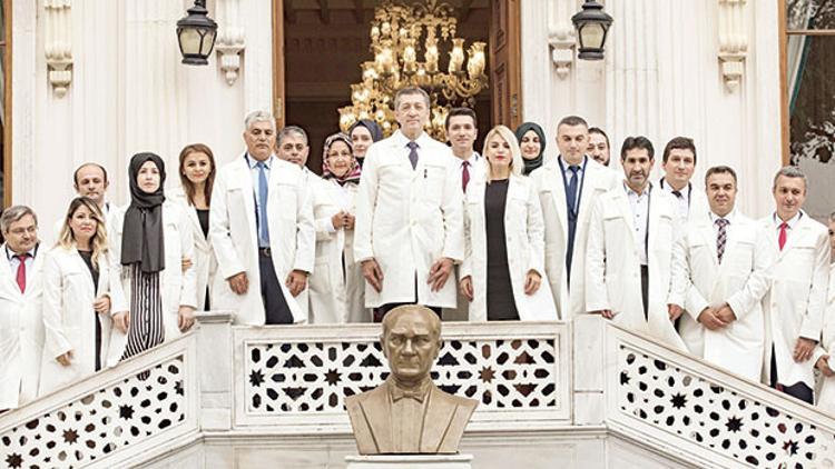 Öğretmenlere Ayşe ve Ece Ege tasarımı önlük