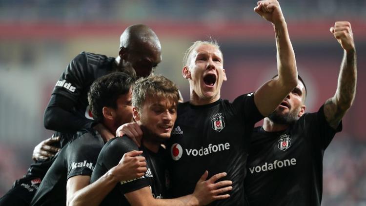 SON DAKİKA | Beşiktaş deplasmanda Antalyaspor'u 2-1 mağlup etti