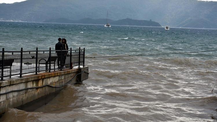 Marmaris'te deniz kahverengi oldu