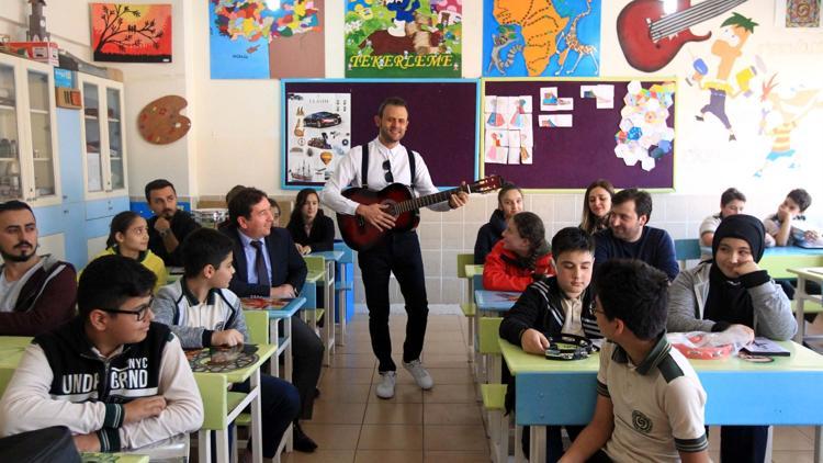 Öğretmen albümünün geliriyle okula müzik atölyesi kurdu