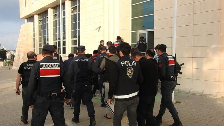 Çeşme'de insan kaçakçıları tutuklandı