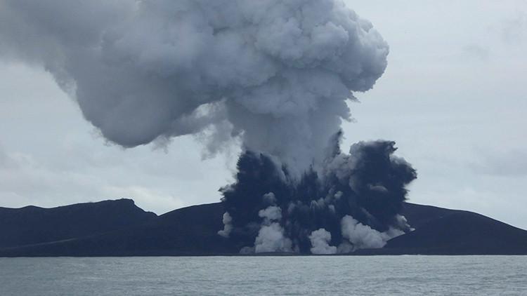 Tonga'da denizaltı yanardağı patladı, bir ada battı, üç kat daha büyük bir ada doğdu
