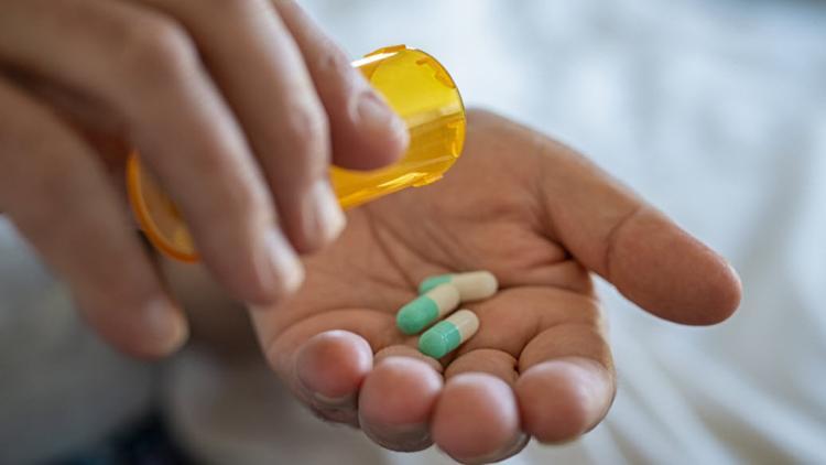 Antibiyotiğe dirençli bakteri nedeniyle komaya giren hasta virüsle kurtarıldı