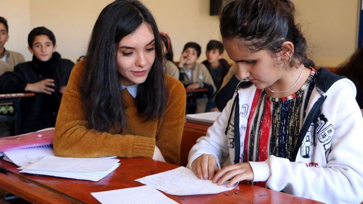 Reyhan öğretmen, görmeyen öğrencisine ışık oldu