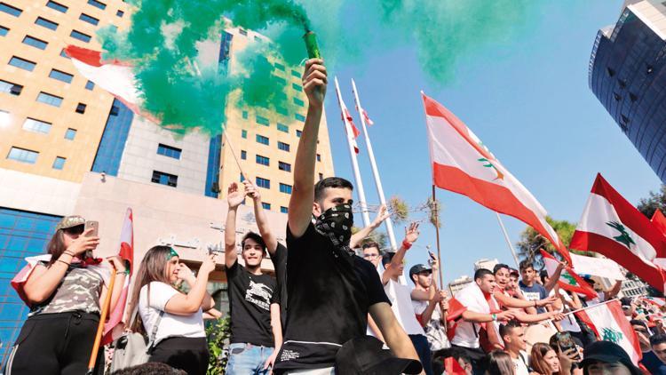 Lübnan’da öğrenciler meydanlarda