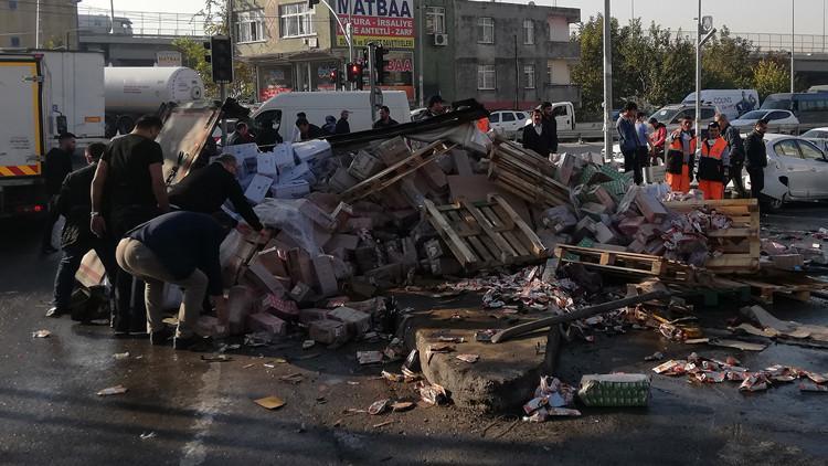 Başakşehir'de kamyonet ortalığı birbirine kattı