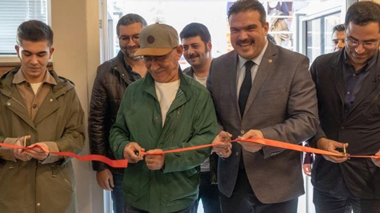 Adının verildiği salonu açtı