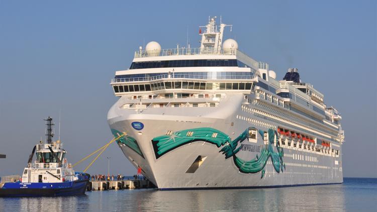 Kuşadası'na kruvaziyerle 2 bin 657 turist geldi