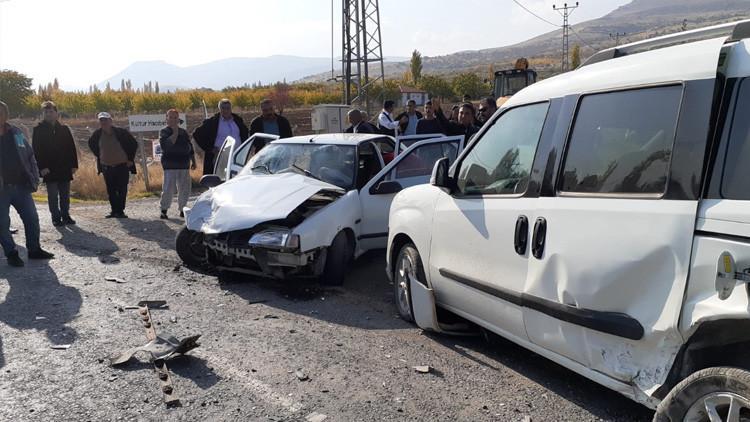 Hafif ticari araç ile otomobil çarpıştı: 11 yaralı