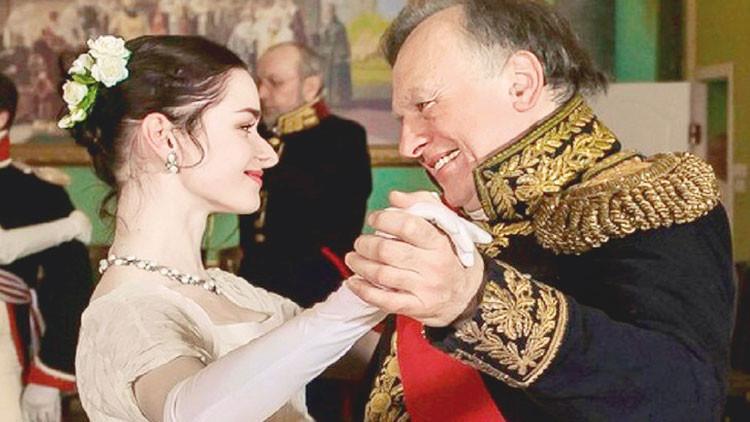 Ödüllü tarihçi testereyle kesti
