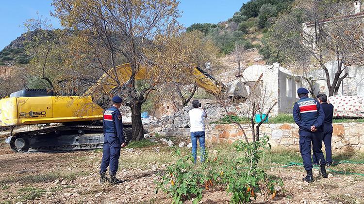 Datça'da kaçak yapılar yıkılıyor